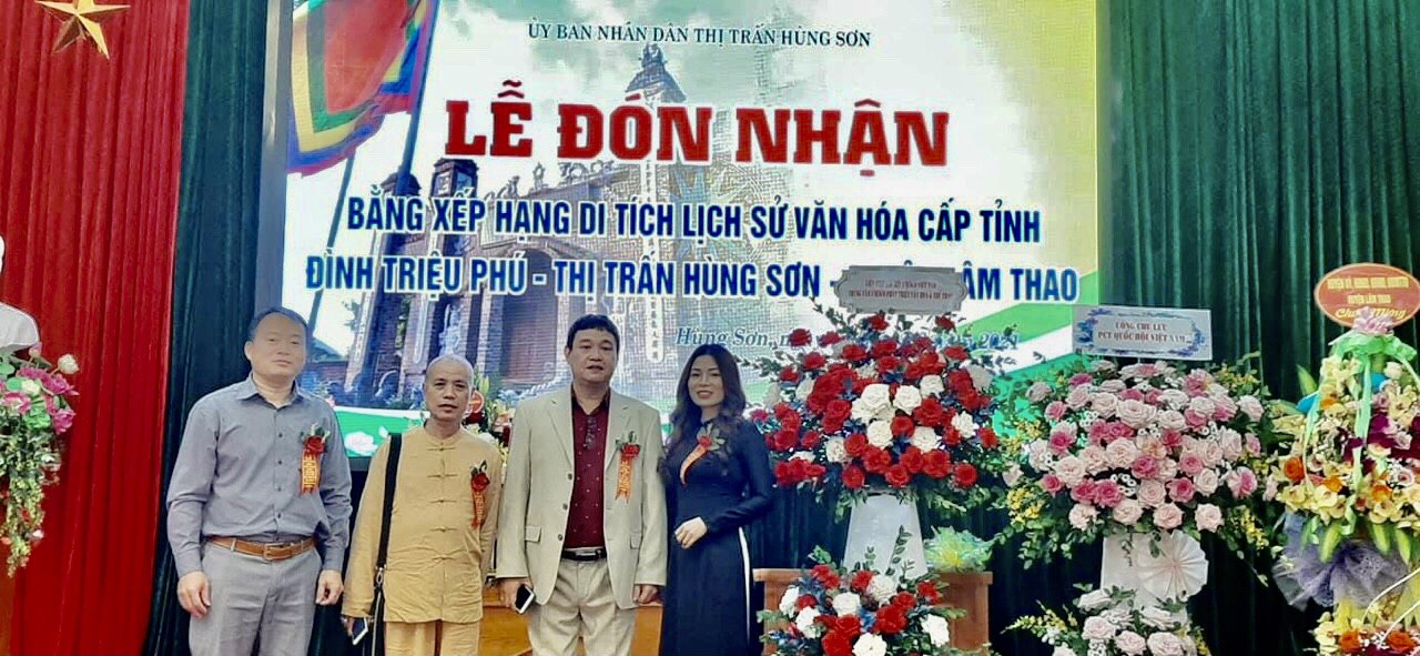 Doanh nhân Nguyễn Thị Hồng Thắng - Gđ Battrang Family Phú Thọ chụp ảnh lưu niệm cùng BLĐ Trung tâm UNESCO phát triển Văn hóa và Thể thao.