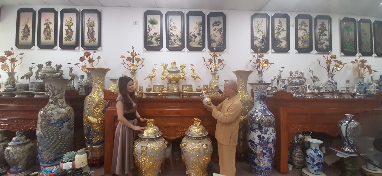 Doanh nhân Nguyễn Thị Hồng Thắng chụp ảnh lưu niệm cùng Võ sư Hoàng Kim Xuân - Phó GĐ Trung tâm UNESCO Phát triển Văn hóa và Thể thao