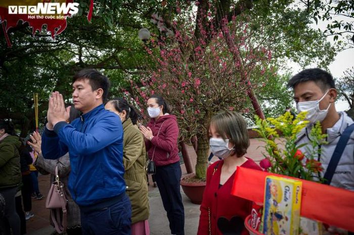 Người dân xếp hàng vào Phủ Tây Hồ cầu tài lộc ngày Rằm tháng Giêng
