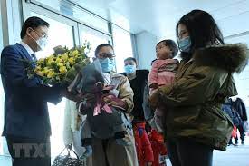 Kiều bào từ Ukraine vui mừng khi đặt chân xuống quê hương