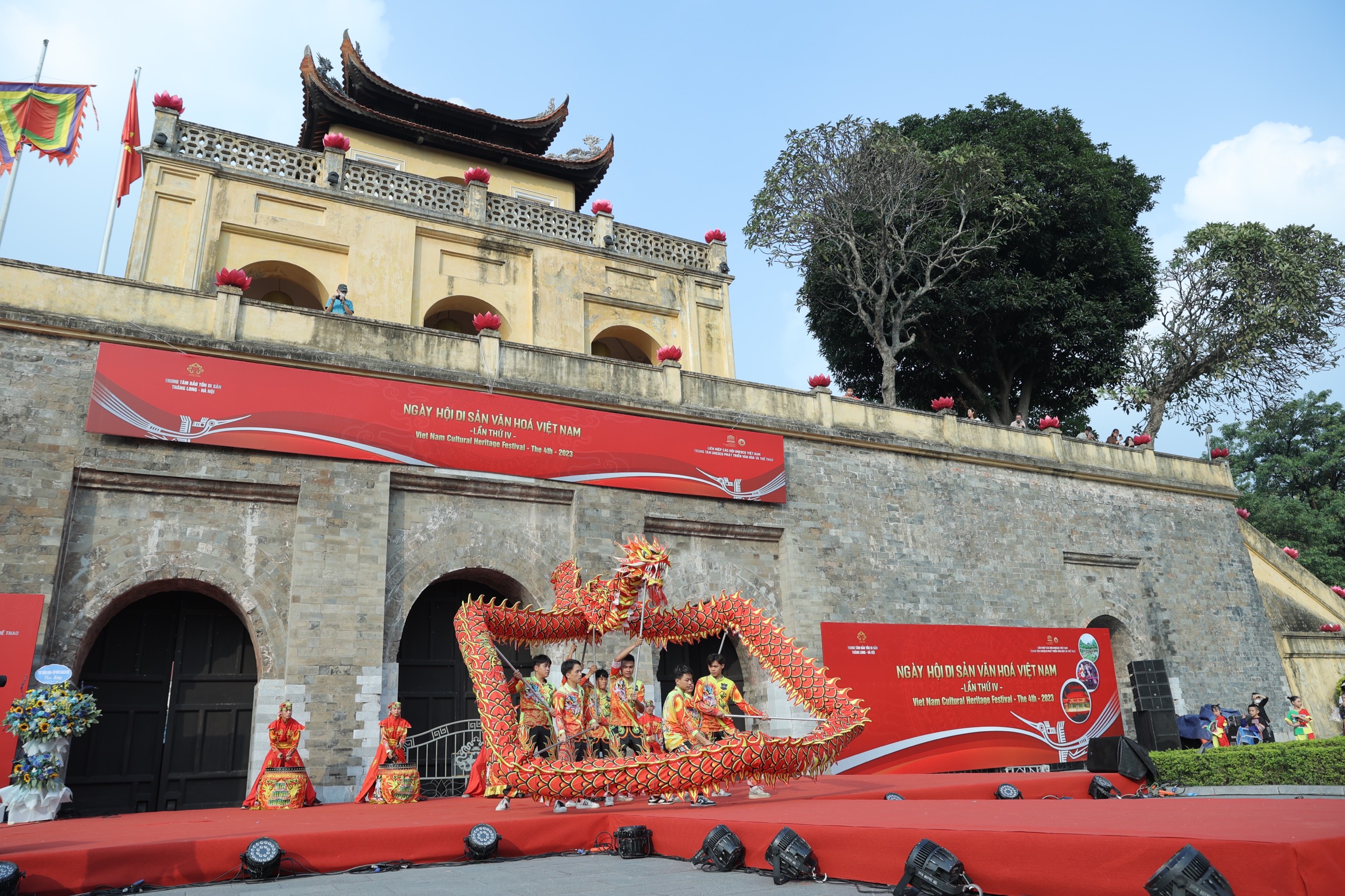 Chương trình Nghệ thuật Thiếu Nhi “Dòng chảy di sản” là một trong  chuỗi sự kiện kỷ niệm “ Ngày Hội Di Sản Văn Hóa Việt Nam” lần IV năm 2023 tại Hoàng Thành Thăng Long.