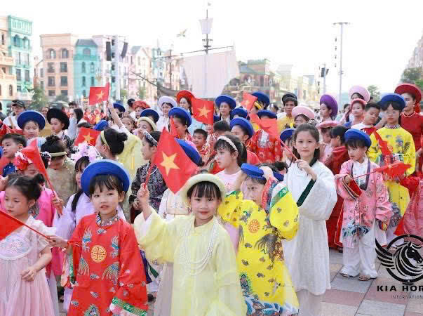 Diễu Hành Việt Phục chào mừng 30/4: 
